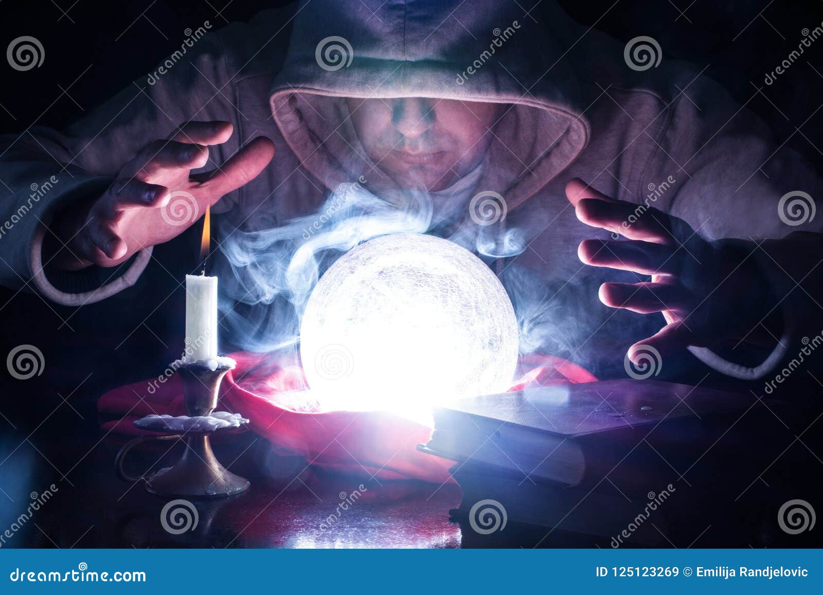 zauberer-mit-haube-und-lichter-rauchen-magische-glaskugel-125123269.jpg